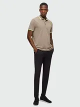 Remera polo de hombre BOSS modelo Paddy, color beige con cuello y mangas con ribete a rayas en blanco, gris y amarillo. Logo bordado en el pecho en color amarillo. Corte regular fit.