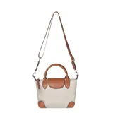 Cartera tipo bandolera Las Oreiro, confeccionada en poliéster negro con detalles en cuero sintético color suela. Cuenta con asas superiores fijas, correa larga ajustable y extraíble, solapa frontal con cierre y refuerzos en las esquinas inferiores.