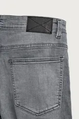 Jeans skinny cropped fit de corte ajustado y tiro medio, con diseño de cinco bolsillos y efecto lavado.