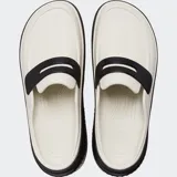 Mocasines Crocs modelo Stomp Loafer, diseño bicolor en blanco y negro con suela alta exagerada.