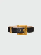 Cinturón Balmain modelo Anthem confeccionado en cuero negro con textura de cocodrilo. Presenta una hebilla cuadrada grande de metal en tono dorado envejecido con el logo grabado y una trabilla metálica a juego.