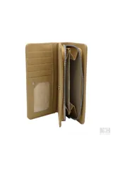 Billetera grande color beige con cierre de cremallera y aplique metálico con el logo de la marca en el frente.