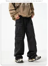 Pantalón de jean azul claro lavado, de corte ancho y holgado (oversize), con múltiples bolsillos cargo en los laterales.