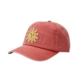 Gorra de visera curva color rojo con efecto desgastado y estampa frontal de un sol con rostro.