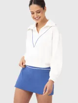 Buzo blanco de medio cierre, ideal para jugar pádel o tenis, o para uso diario. Diseño acanalado en los puños y en la cintura.