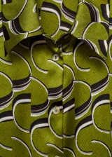 Camisa de mangas largas con puños abotonados, de tejido satinado con estampado geométrico en tonos verde, marrón y blanco.