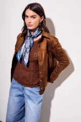 Camisa marrón de gamuza vegana, corte entallado, manga larga y cuello camisero.