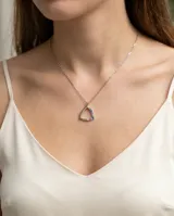 Collar de plata 925 con cadena fina y dije en forma de triángulo calado, decorado con circonias multicolor en uno de sus lados.