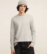 Remera de manga larga con cuello redondo, confeccionada en tejido con textura. Presenta un corte regular que se ajusta de forma anatómica al cuerpo.