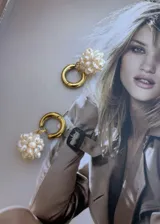 Aros dorados tipo argolla de acero inoxidable con dije colgante de perlas de río.