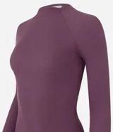 Blusa de manga larga con diseño ajustado, confeccionada en tejido acanalado de viscosa con elastano. Presenta cuello redondo y sisas raglán.