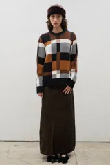 Falda larga de denim en color marrón oscuro, de corte recto con costuras verticales decorativas y tajo frontal central.