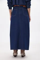 Falda larga de jean azul con abertura frontal y cierre con botones.