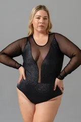 Body negro de lycra con efecto lurex y mangas largas de microtul.