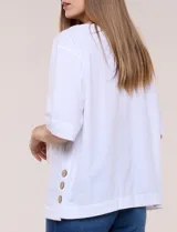 Blusa de algodón blanca, de manga corta amplia, con tajo en el ruedo lateral decorado con tres botones.