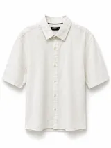 Camisa de lino color beige, con cuello camisero, manga corta y cierre frontal con botones.