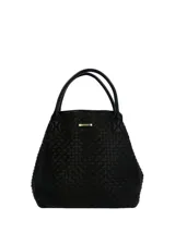Cartera tipo tote de hombro en color negro, confeccionada en ecocuero con diseño trenzado. Cuenta con compartimento principal con cierre de cremallera y bolsillo interior con cierre.