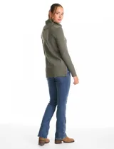 Buzo de punto color bordó con cuello volcado amplio y mangas largas. Presenta una costura central vertical en el frente y diseño con tajos laterales en el ruedo, siendo ligeramente más largo en la parte posterior.