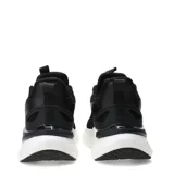 Championes urbanos Umbro modelo Pure Step, color negro con detalles en rosado. Presentan una capellada de malla transpirable, entresuela blanca con diseño geométrico y logo de la marca en el lateral.