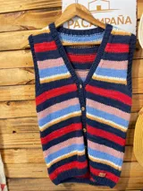 Chaleco de punto artesanal tejido a mano en lana merino, con escote en V, cierre frontal de botones y diseño a rayas horizontales multicolor en tonos azul marino, rojo, celeste, rosado, amarillo y blanco.