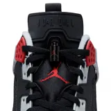 Championes Jordan Spizike Low, diseño urbano en color negro con detalles en gris, rojo y blanco, combinando elementos de varios modelos icónicos de Air Jordan con capellada de cuero y sintético.