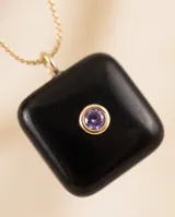 Collar de acero con baño de oro, con cadena fina y dije cuadrado de piedra natural ónix con una circonia central.