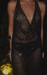Vestido largo de red transparente color negro, con lentejuelas y escote halter.