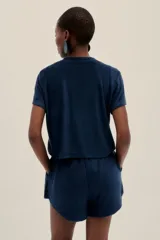 Short azul de tela toalla con cintura elastizada y cordón ajustable.