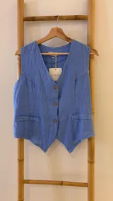 Chaleco blanco de lino con corte sastrero y botones de coco.