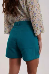 Short rojo de tiro alto con bolsillos laterales y botón de madera.