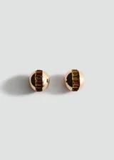 Aros tipo botón con diseño esférico en tono dorado, con una franja central decorada con cristales en tono ámbar.