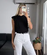 Blusa blanca de símil lino con cuello redondo fruncido, doble volado en las mangas con detalle de encaje.