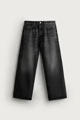 Jeans de denim de algodón en color azul con efecto desgastado, tiro medio y corte recto de ajuste holgado (loose fit). Cuenta con diseño clásico de cinco bolsillos y cierre frontal con cremallera y botón.
