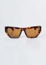 Lentes de sol rectangulares color rosa con lentes oscuros y aplique dorado en la patilla.