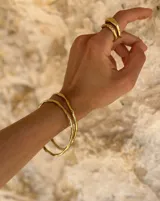 Pulsera rígida de bronce y alpaca, adaptable a muñecas de 13 a 15 cm.