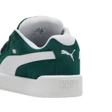 Championes Puma modelo Park Lifestyle Easy, de diseño urbano en color negro con detalles en blanco. Confeccionados en gamuza con la icónica franja lateral de la marca y suela de goma resistente.