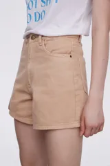 Short de jean de tiro alto, corte recto y diseño liso con bolsillos laterales y traseros.