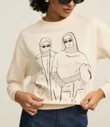 Saco de algodón color crema con cuello redondo y mangas largas. Tiene rib en cuello, puños y bajo. Cuenta con bordado delantero de mujeres fashionistas.