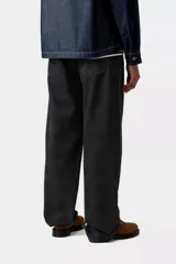 Pantalón de jean color negro con efecto acid wash y diseño de cuadros sutiles, de corte recto y tiro estándar, con diseño clásico de cinco bolsillos.