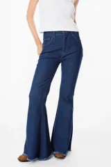 Jean de corte acampanado y cintura alta, confeccionado en denim azul oscuro con costuras en contraste y ruedo deshilachado.
