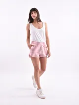 Short blanco con rayas horizontales azul marino, cintura elástica con cordón ajustable.