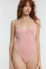 Body color rosa viejo con breteles finos, escote con detalle de encaje y laterales de red.