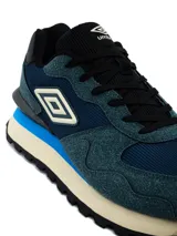 Championes urbanos Umbro para hombre, de color negro con detalles en gris y suela dentada bicolor en blanco y negro.