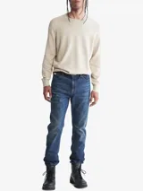 Sweater de algodón color beige, de cuello redondo y corte clásico. Presenta el logo de la marca bordado en el pecho.