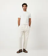 Polo de hombre de manga corta, color beige claro, con cuello mao y tapeta de dos botones.