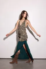 Vestido largo amarillo con escote halter y detalle de volados en el cuello. Presenta un diseño superpuesto con una capa superior estampada a cuadros multicolor con nudo lateral en la cintura y una falda fluida lisa con abertura lateral.