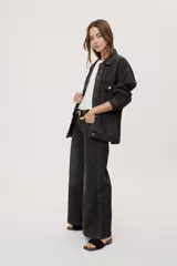 Jean wide leg de tiro medio, con pierna amplia de caída recta, diseño de cinco bolsillos, pasacintos y cierre frontal con botón y cremallera.