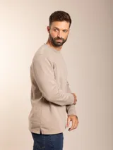 Sweater azul de cuello redondo y manga larga.