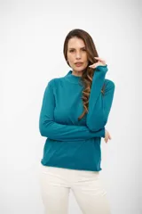 Buzo de tejido de punto fino en color turquesa, con cuello alto y mangas largas. Presenta un corte recto y terminaciones simples en puños y ruedo.