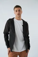 Campera verde oscuro con capucha ajustable, cierre frontal y bolsillos laterales. Tiene mangas largas y logo estampado en el pecho.